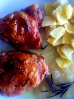 /album/nuestros-platos-/pollo-al-romero-con-pure-de-manzana-jpg/